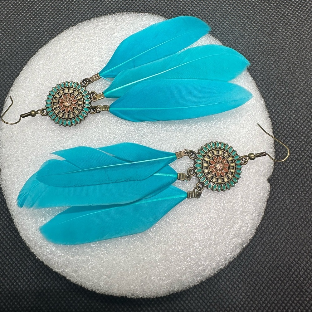 ✨💎 Bohemian Chic Turquoise Feather Dangle Earrings | Festival Statement Jewelry🩵 - Picture 13 of 16